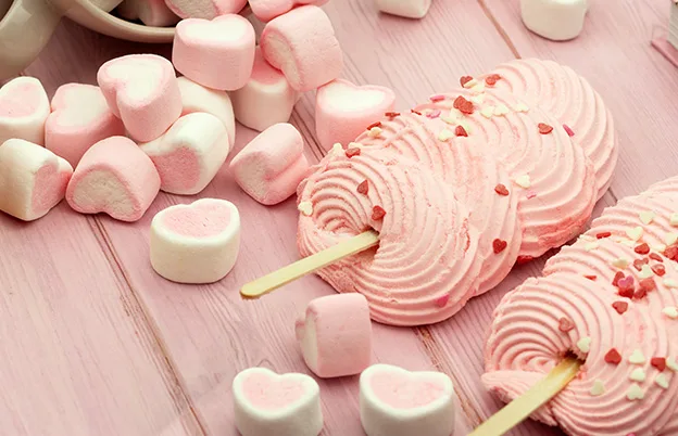 Surtido de dulces rosas sobre la mesa