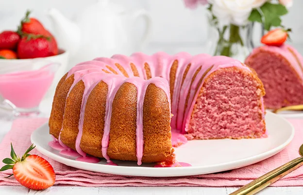 strawberry bundt cake